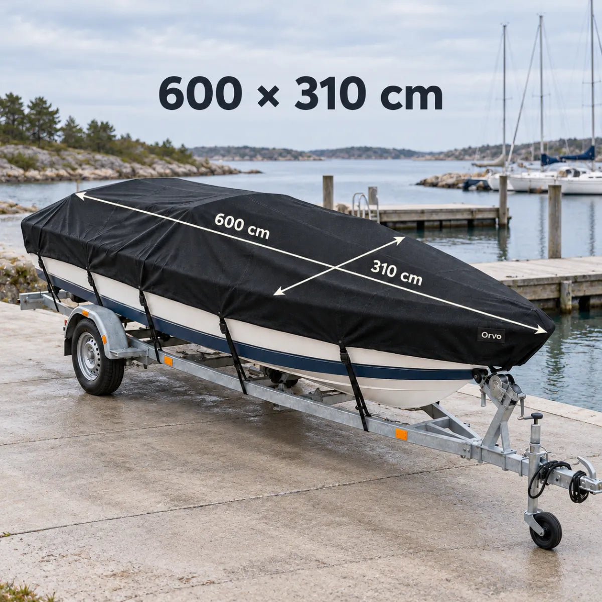 Venepeitteen mitat: 600 cm pitkä ja 310 cm leveä, trailerveneen päällä satamassa