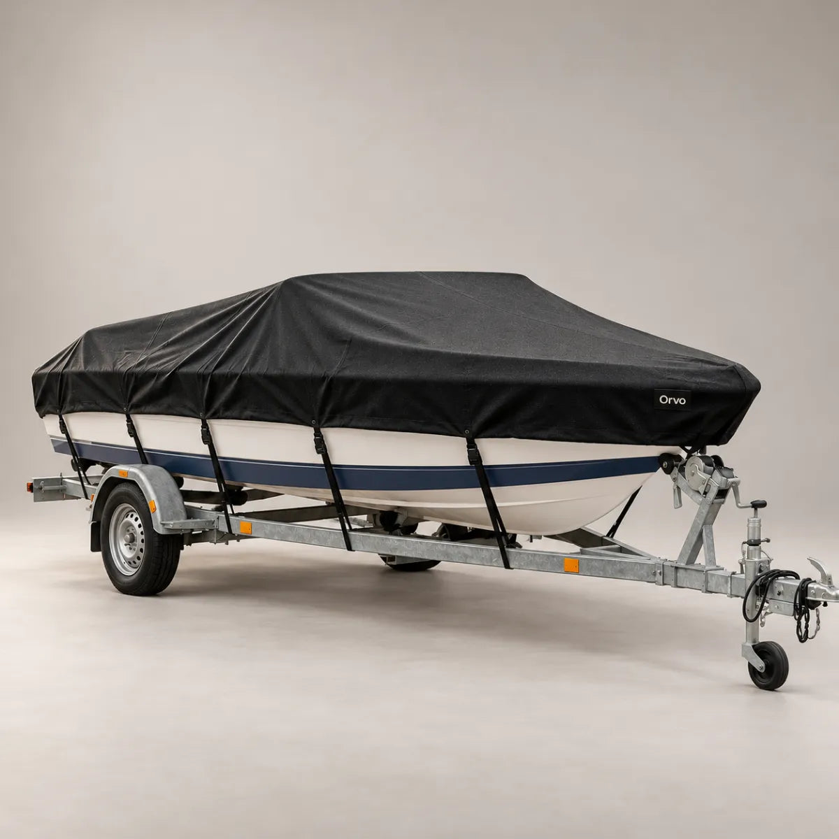 Trailervene mustan ORVO-venepeitteen alla, 600D-kangas kiristetty hihnoilla trailerin ympäri