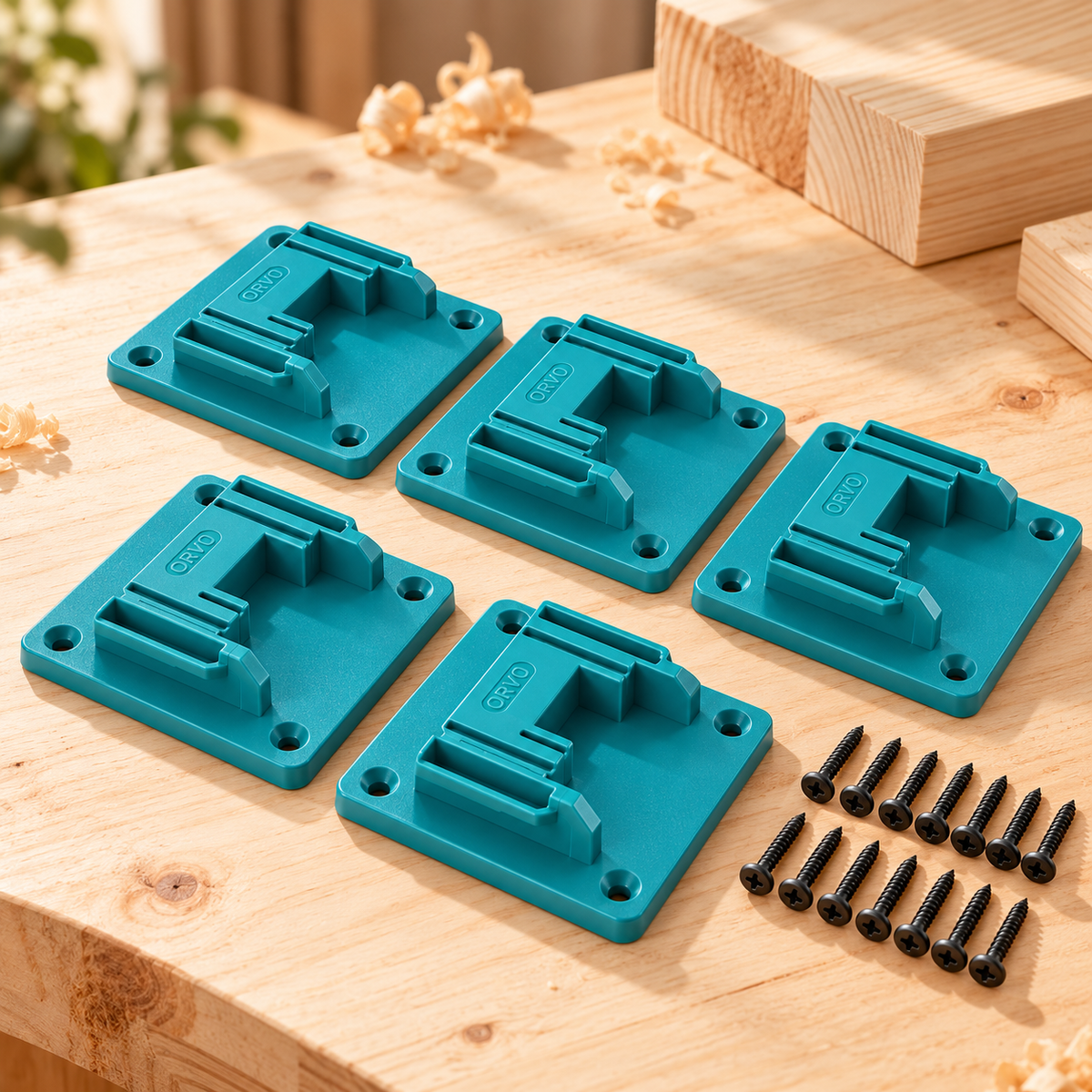 Viisi turkoosia työkalupidikettä puisella työpöydällä